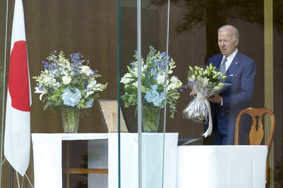 조 바이든 미국 대통령이 8일(현지시간) 아베 신조 전 일본 총리의 빈소가 마련된 워싱턴DC 주미일본대사관저를 찾아 그의 죽음을 추모하는 꽃다발을 놓고 있다. 2022.7.8 AP 연합뉴스