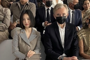 송혜교, ‘세계 2위 갑부’와 나란히 파리 패션쇼 참석