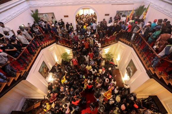 스리랑카 반정부 시위 참가자들이 9일 수도 콜롬보의 대통령 관저에 난입해 정권 퇴진을 요구하고 있다. 콜롬보 EPA 연합뉴스 