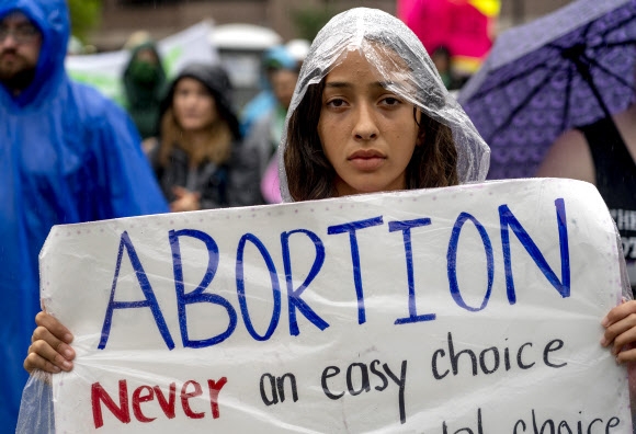 9일(현지시간) 수백명의 사람들이 백악관을 향해 가두시위를 벌이고 약 1시간 동안 워싱턴주법 위반과 체포의 위험을 무릅쓰고 백악관 앞에서 낙태 권리를 요구하는 시위를 벌였다.AP 연합뉴스