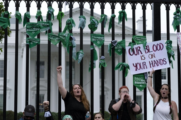 9일(현지시간) 수백명의 사람들이 백악관을 향해 가두시위를 벌이고 약 1시간 동안 워싱턴주법 위반과 체포의 위험을 무릅쓰고 백악관 앞에서 낙태 권리를 요구하는 시위를 벌였다.AP연합뉴스
