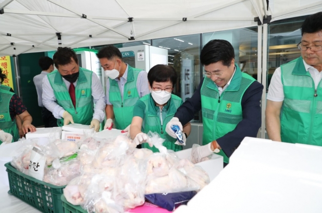 지난 7일 서강석(왼쪽 네번째) 송파구청장이 새마을부녀회 회원들과 함께 ‘사랑의 삼계탕’ 밀키트를 제작하고 있다. 송파구 제공