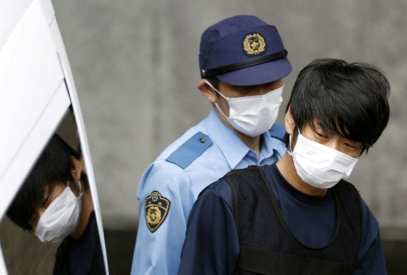 아베 신조 전 일본 총리에게 총을 쏴 숨지게 한 야마가미 데츠야가 10일 오전 일본 나라 서부경찰서에서 검찰로 송치되며 모습을 드러냈다. 교도=연합뉴스