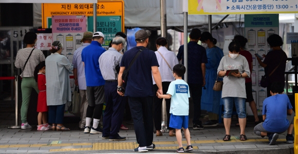 코로나19 확진자가 확산세를 보이고 있는 가운데 10일 서울 성동보건소 선별진료소가 휴일임에도 검사를 받기 위한 시민들로 붐비고 있다. 2022. 7. 10 정연호 기자