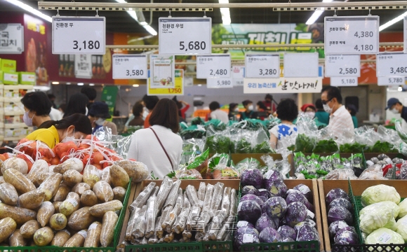 물가상승률이 지난달 6%대로 치솟은 가운데 10일 서울 서초구 농협하나로마트 양재점에서 시민들이 장을 보고 있다. 안주영 전문기자