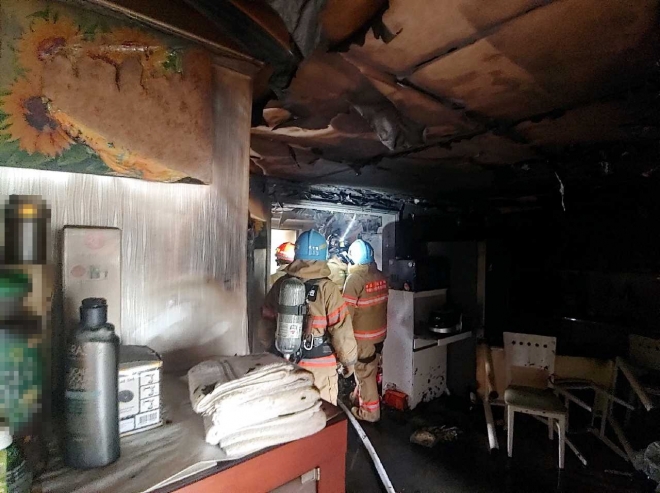 10일 불이 난 부산 해운대구 한 아파트에서 소방관들이 화재 원인을 조사하고 있다. 부산 경찰청 제공