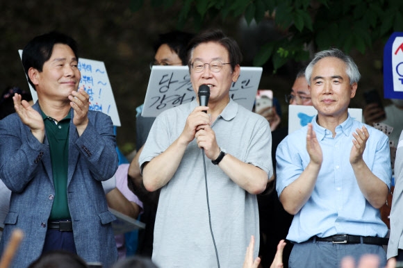 10일 오후 광주 서구 5·18 기념공원에서 열린 ‘이재명과 위로 걸음’ 행사에서 더불어민주당 이재명 상임고문이 발언하고 있다. 2022.7.10 연합뉴스