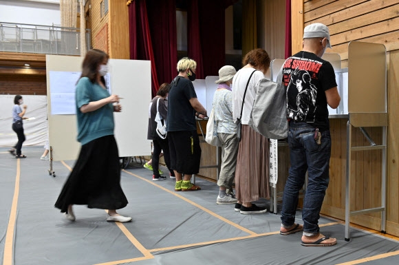 아베 신조 전 일본 총리가 사망한 가운데 진행된 일본 참의원 선거에서 자민당과 공명당의 연립여당이 압승했다. 사진은 도쿄의 한 투표소에서 유권자들이 투표하는 모습. 연합뉴스
