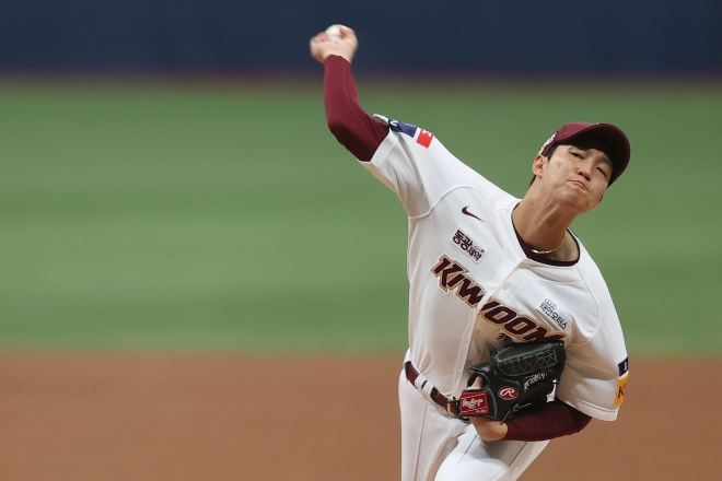 키움 히어로즈 선발 에이스 안우진이 10일 서울 고척돔에서 열린 2022 프로야구 신한은행 SOL KBO 리그 NC 다이노스전 1회초에 공을 던지고 있다. 2022.7.10 연합뉴스