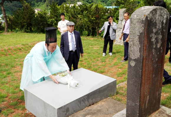 일본의 도자기 명장인 15대 심수관(왼쪽)씨가 9일 경기 김포시에 있는 선조의 묘소를 참배하고 있다. 청송 심씨 일가 제공