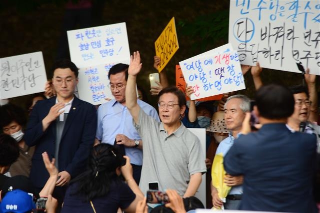 더불어민주당 이재명(가운데) 의원이 10일 광주에서 열린 ‘이재명과 위로걸음’ 행사에 참석하기 위해 5·18기념공원에 들어서며 손을 흔들고 있다. 광주 뉴스1