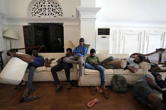 라닐 위크레마싱헤 스리랑카 총리의 공관을 점거한 시위대가 생활관에 있는 소파에서 휴식을 취하고 있는 모습. 콜롬보 AP 뉴시스