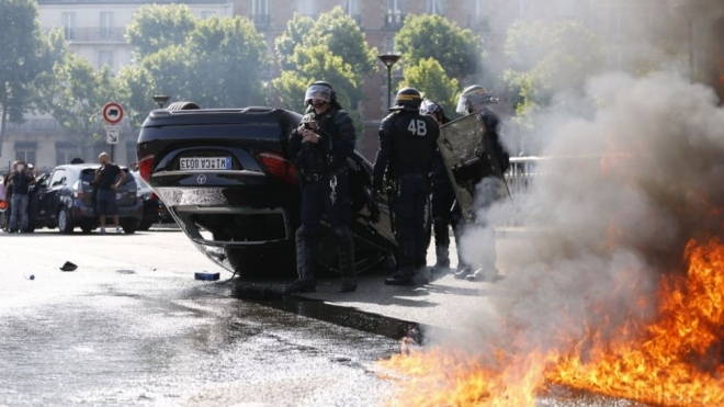 2015년 6월 25일(현지시간) 프랑스 파리의 우버 반대 시위는 폭력적인 양상으로 전개돼 마크롱은 제발 우버팝 서비스를 중단해달라고 간청했고, 우버는 바로 그날 이 서비스를 중단했다. AFP 자료사진