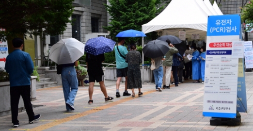 [서울포토] 다시 북적이는 선별진료소 대기줄