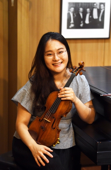 바이올리니스트 임지영이 현재 사용하고 있는 1717년 제작된 스트라디바리 ‘사세르노’를 들고 “이 좋은 소리를 매일 많은 사람에게 들려주지 못해 마음이 아플 정도”라고 말했다. 　박윤슬 기자