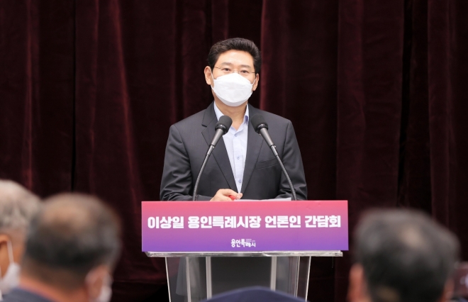 이상일 시장이 11일 취임 후 첫 기자간담회에서 글로벌 반도체 중심도시로 도약하기 위한 전략을 설명하고 있다. 