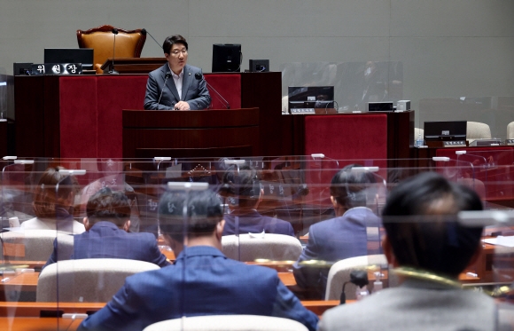 권성동 국민의힘 원내대표가 11일 오후 의원총회에서 발언하고 있다. 국민의힘은 이 회의에서 이준석 대표 당원권 정지에 맞춰 권 원내대표를 대표직무대행으로 결의했다.  김명국 기자