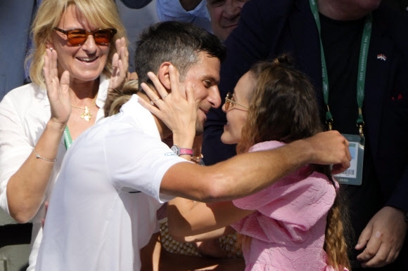 11일(한국시간) 조코비치가 우승 후 아내와 키스하는 모습. 이날은 이 부부의 결혼기념일이었다. 윔블던 AP 연합뉴스