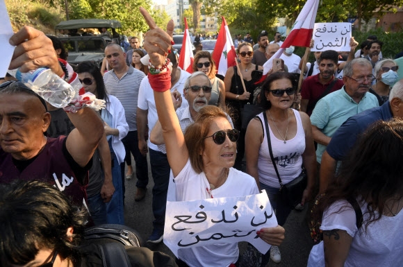 레바논 시위대가 지난 5일(현지시간) 수도 베이루트의 레바논 에너지·수자원부 앞에서 물과 전력 부족, 높은 생활비, 낮은 구매력 등에 항의하는 시위를 벌이고 있다. 2022.7.5 EPA 연합뉴스