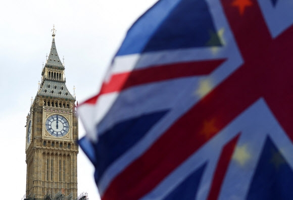 영국 런던의 국회의사당 앞에 영국 국기가 휘날리고 있다. 사진은 기사 내용과 무관함. 2022.2.9 로이터 연합뉴스