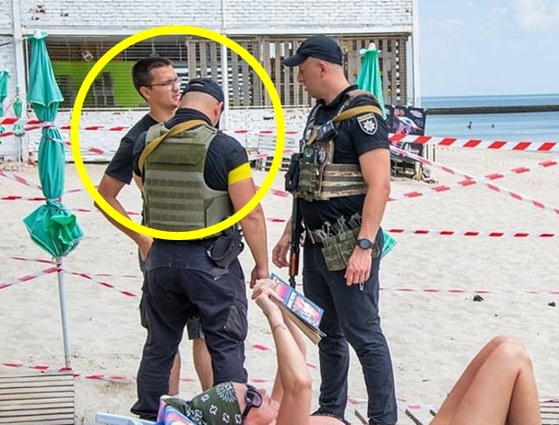 우크라이나 남부 항구도시 오데사에서 한 남성이 징집 군경에게 붙잡혀 있다.