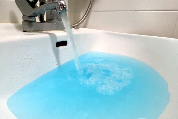 파란색 수돗물