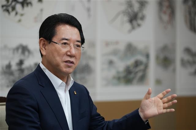 김영록 전남도지사가 12일 도청 VIP실에서 서울신문과 인터뷰를 갖고 도정 방향과 목표를 설명하고 있다. 전남도 제공