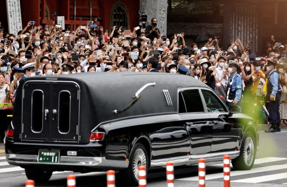 奈良県奈良市で8日、衆院選の選挙戦中に射殺された安倍晋三元首相の葬儀が12日、東京都の増上寺で行われた。手を振る 2022.7.12 ロイター聯合ニュース