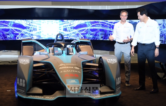 오세훈(오른쪽) 서울시장과 제이미 리글 세계전기차경주대회(포뮬러E) CEO가 12일 서울 동대문디자인플라자에서 열린 ‘서울페스타 2022’와 ‘2022 서울 E 프리’ 기자설명회에 참석해 경주차 GEN2를 바라보며 대화를 나누고 있다. 박윤슬 기자