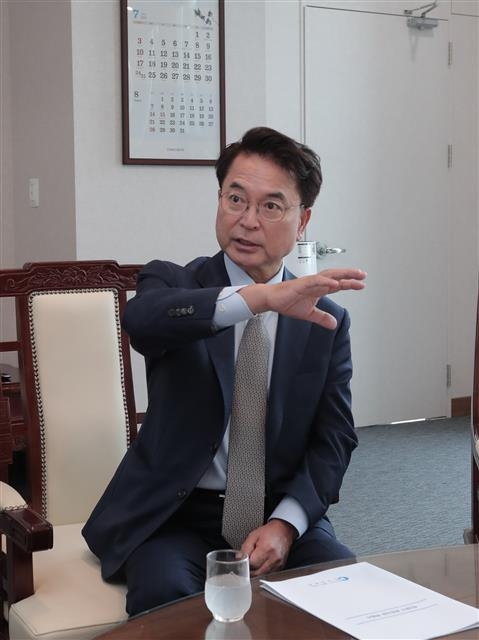 육동한 강원 춘천시장이 12일 시청 접견실에서 서울신문과 인터뷰를 하고 있다. 춘천시 제공