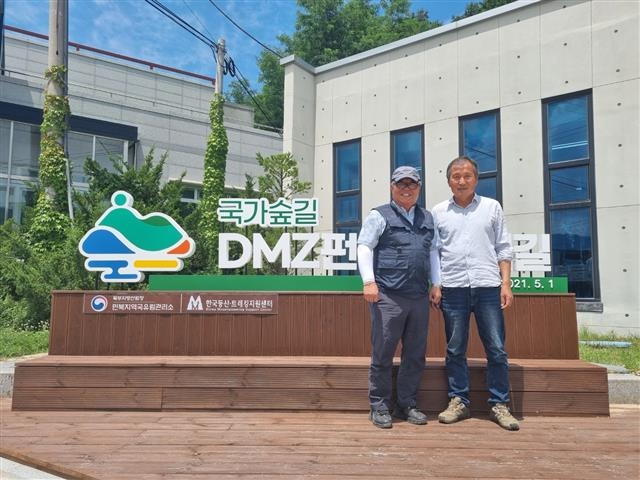 정광규(왼쪽) 숲길등산지도사와 최창식 사단법인 DMZ펀치볼숲길 사무국장이 둘레길 안내센터 앞에 서 있다.