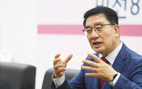 문헌일 서울 구로구청장이 지난 12일 서울신문과의 인터뷰에서 민선 8기 구정 방향에 대해 설명하고 있다. 김명국 기자