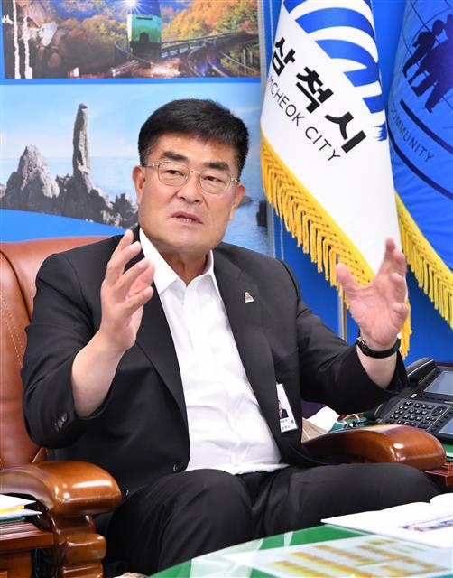 박상수 강원 삼척시장이 13일 시청 집무실에서 민선 8기 시정 운영 방향에 대해 설명하고 있다. 삼척시 제공