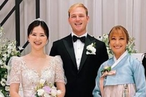 ‘본드 걸’ 제인 세이모어가 아들의 서울 결혼식에도 한복 입고 찰칵!