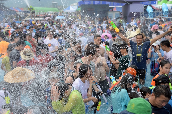 여름 대표축제인 정남진 장흥 물축제가 3년만에 다시 열린다. 사진은 3년전 물 축제 현장 모습. 