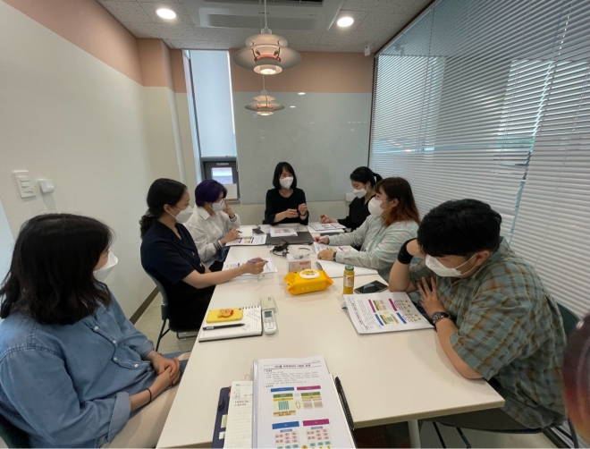 서울 서초구가 운영하는 ‘청년 SNS 서포터즈’에 참여하는 청년들이 회의를 하고 있는 모습. 서초구 제공 