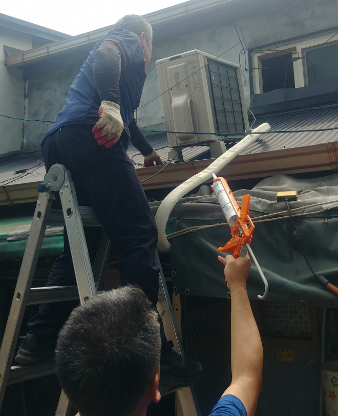 서울시가 쪽방촌 주민들을 위해 에어컨과 전기요금을 지원하는 사업을 진행하고 있다. 사진은 한 관계자가 영등포 쪽방촌에 에어컨을 설치하는 모습. 서울시 제공 