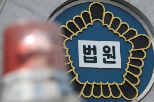 임의로 친 골프공으로 캐디 코뼈 부러트린 50대 집행유예 2년
