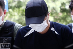 ‘아내 성폭행 오해’ 동료 살해 40대, 영장심사 들어서며 “죄송하다”