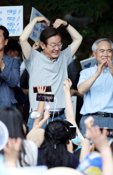 이번 일요일 당대표 출마를 선언하는 더불어 민주당 이재명 의원이 지난 10일 광주 서구 5?18 기념공원에서 열린 ‘이재명과 위로 걸음’ 행사에서 지지자들에게 인사하고 있다. 연합뉴스