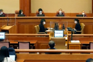 헌재, 또 ‘한정위헌 재판취소’…격화되는 최고사법기구 갈등