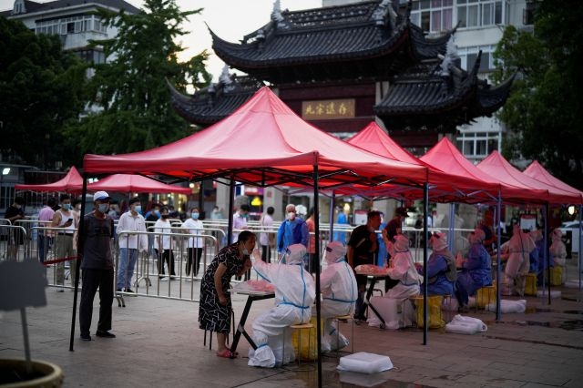 지난 12일 중국 상하이에서 주민들이 줄지어 서서 대규모 코로나19 검사를 하고 있다. 상하이 로이터 연합뉴스