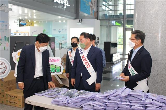 김종훈(앞줄 가운데) 전북 정무부지사가 14일 도청에서 범도민 쌀 소비촉진 운동을 펼치며 포장된 쌀을 살펴보고 있다. 전북도 제공