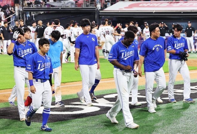 삼성 라이온즈 선수들이 14일 경기 수원 KT 위즈파크에서 열린 ‘2022 프로야구 신한은행 SOL KBO 리그’ 경기에서 KT 위즈에 0-1로 패하고 굳은 표정으로 더그아웃에 들어가고 있다. 삼성은 이날 패배로 창단 이래 역대 최다인 11연패에 빠졌다. 연합뉴스