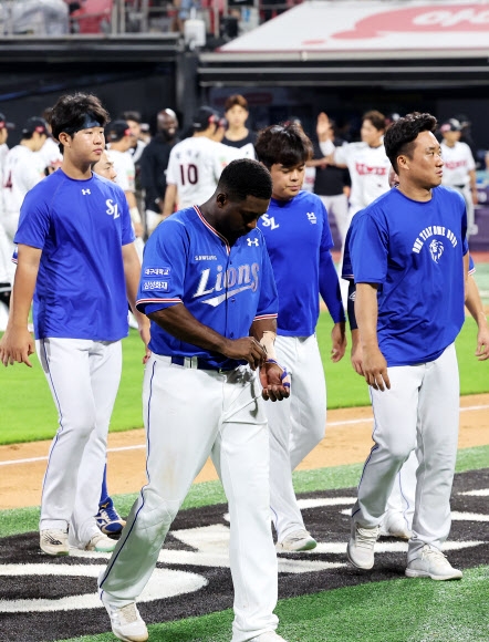 삼성 라이온즈 선수들이 14일 경기 수원 KT 위즈파크에서 열린 ‘2022 프로야구 신한은행 SOL KBO 리그’ 경기에서 KT 위즈에 0-1로 패하고 굳은 표정으로 더그아웃에 들어가고 있다. 삼성은 이날 패배로 창단 이래 역대 최다인 11연패에 빠졌다. 연합뉴스