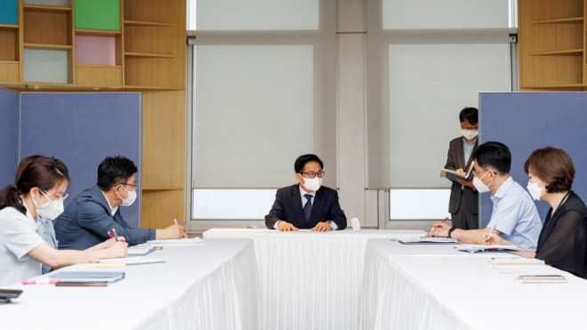 박강수(가운데) 서울 마포구청장이 지난 13일 민선 8기 공약 및 현안 사업의 추진 방향과 타당성을 검토할 새 조직 ‘새로운마포추진반’, ‘더좋은마포추진반’ 발대식에서 직원들과 대화를 나누고 있다. 마포구 제공 