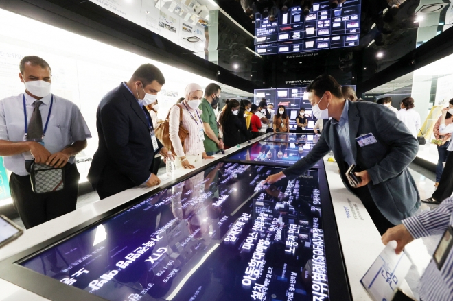 호주, 인도 등 20개국에서 온 33명의 외국인 관람객이 경기도의회를 공식 방문해서 의정관인 경기마루를 둘러보고있다. 경기도의회 제공 