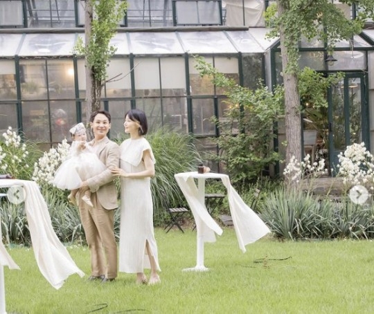 배우 한지혜가 딸의 돌잔치 뒤풀이 사진을 공개했다. SNS 캡처