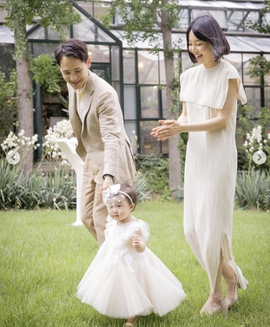 배우 한지혜가 딸의 돌잔치 뒤풀이 사진을 공개했다. SNS 캡처