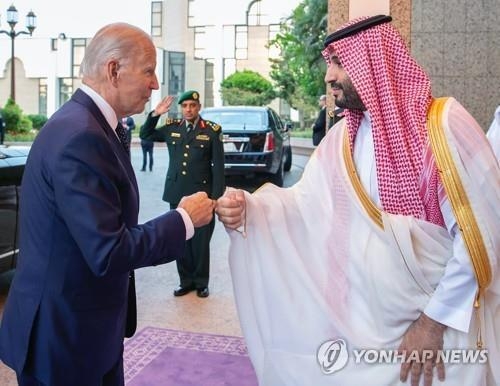 조 바이든(왼쪽) 미국 대통령이 15일(현지시간) 사우디아라비아 제다에 도착해 무함마드 빈 살만 왕세자와 주먹 인사를 하고 있다. 제다 연합뉴스